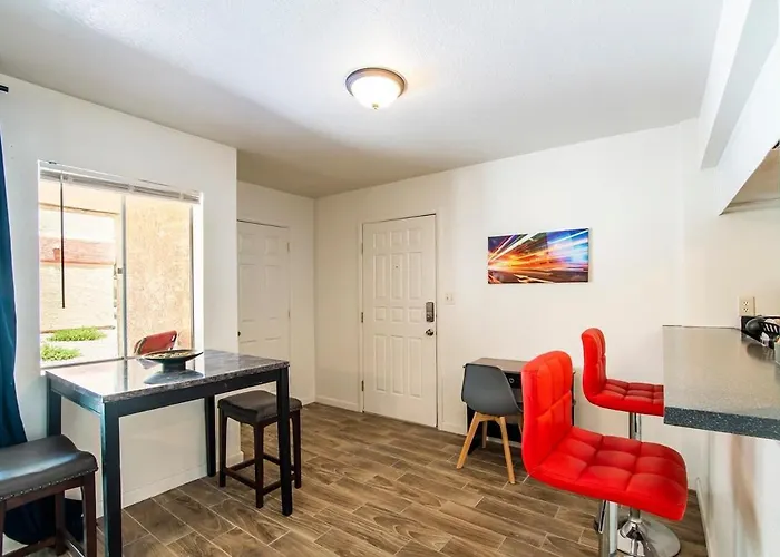 41a Modern Large W Heated Pool